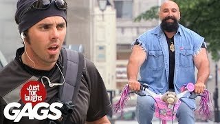 Rudo hombre en bici de niña