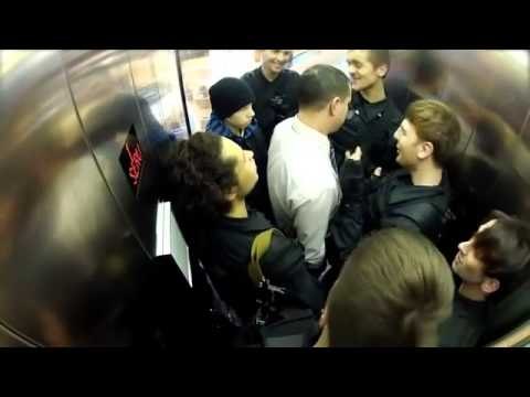 Bromas de policias en el ascensor