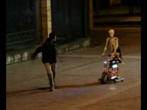 Esqueleto en moto