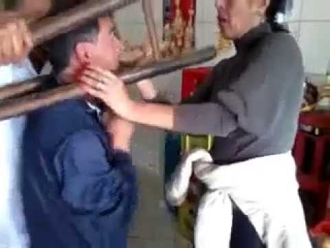 Hombre atrapado en un taburete 