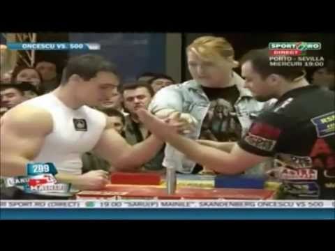 Campeón de pulsos humilla a un ciclado