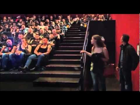 Cine lleno de gente ruda
