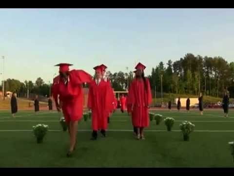 Mujeres, no usen tacones en el pasto.